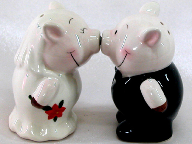 KISSING PIG SALT &amp; PEPPER